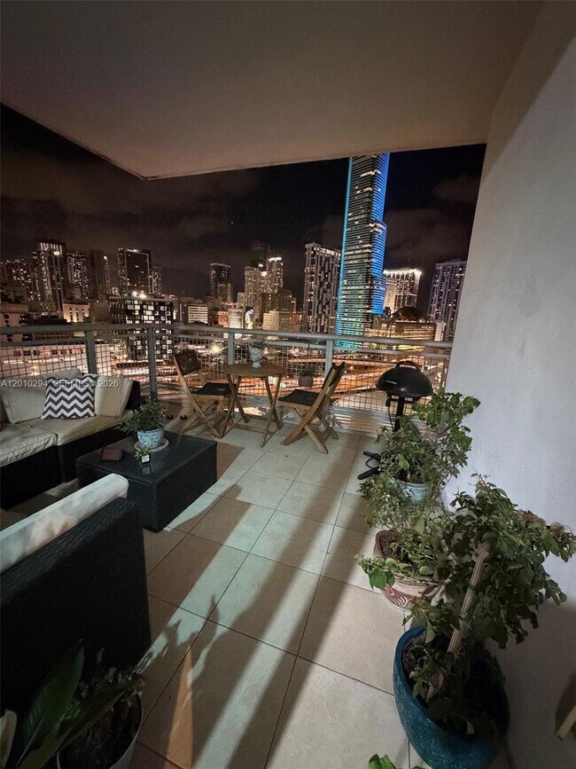 Building Photo - 350 S Miami Ave