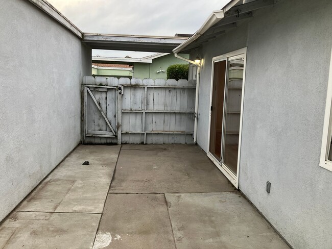 Building Photo - 1716 Sylvan Ave