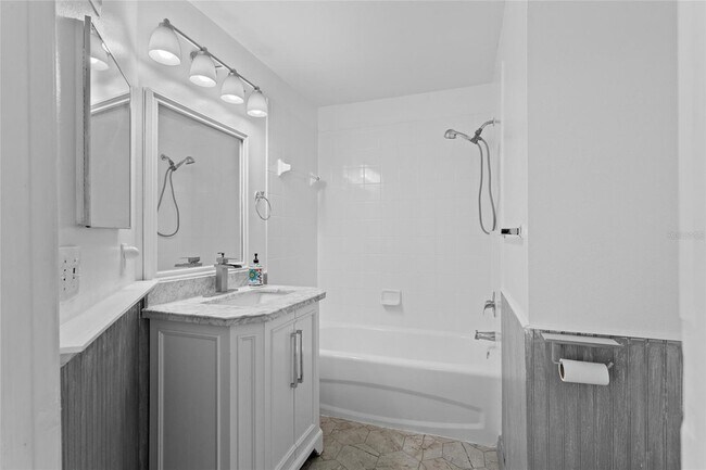 Building Photo - 754 Centervale Dr