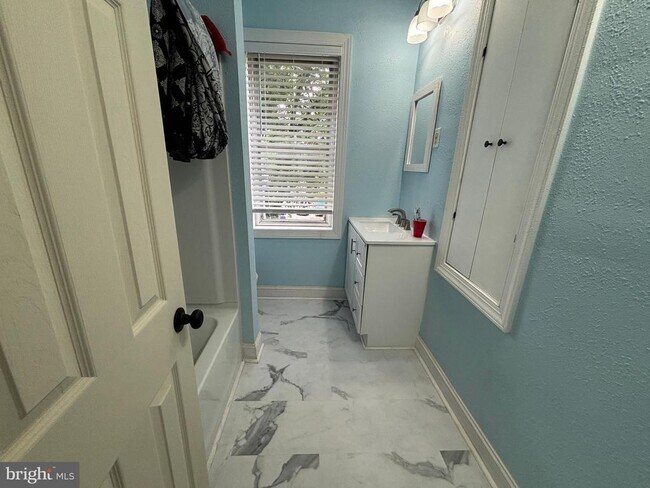 Building Photo - 130 E 4th St