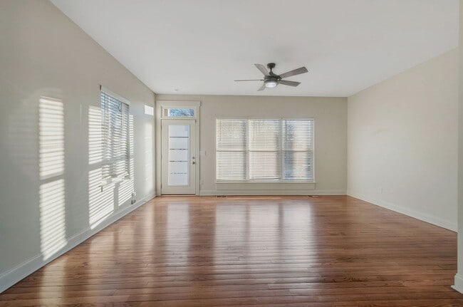 Building Photo - Modern Living in Downtown Nashville!