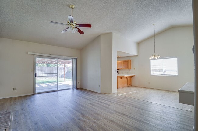 Building Photo - Spacious Home in SW Bakersfield!