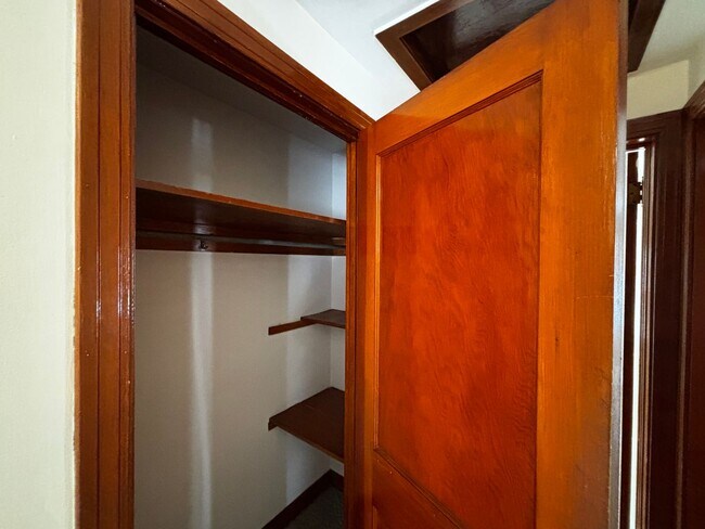 Building Photo - Charming Single Family Home for Rent - Excellent Grove City Location!