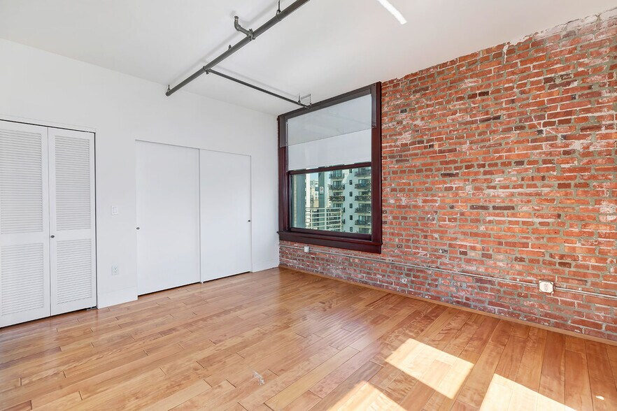 Building Photo - 460 S Spring St