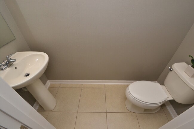 Building Photo - Gorgeous 3/2.5 Townhome in East Orlando ~ ...