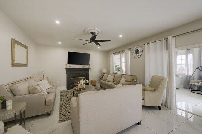 Building Photo - Luxurious Single Family Home in Emerald Farm