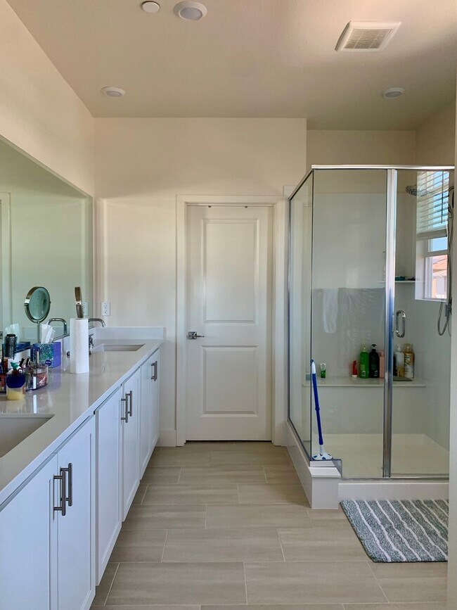 Building Photo - 4 Bedroom Home in Hollister with 3 Full Bathrooms and Central A/C