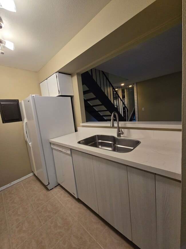 Building Photo - Steilacoom Gardens (HOA), 2 bedroom, 1 bath Townhome Style Condo. $300 off of the 1st full month ...