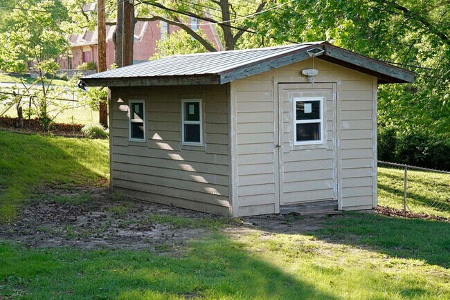 Building Photo - AVAILABLE NOW - Fully Updated 4 Bed / 2 Bath in Gladstone – Open Floor Plan + Large Fenced Yard!