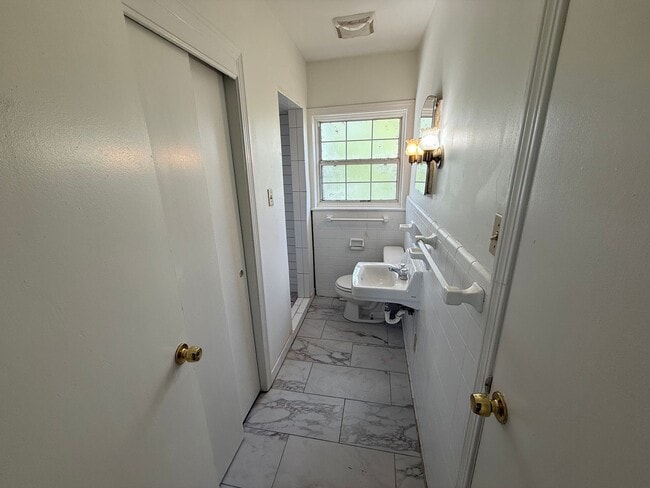 Building Photo - 114 Lookout Cir SW