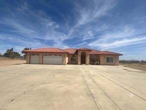 Building Photo - 4 bedroom 2bathroom Home Available now!