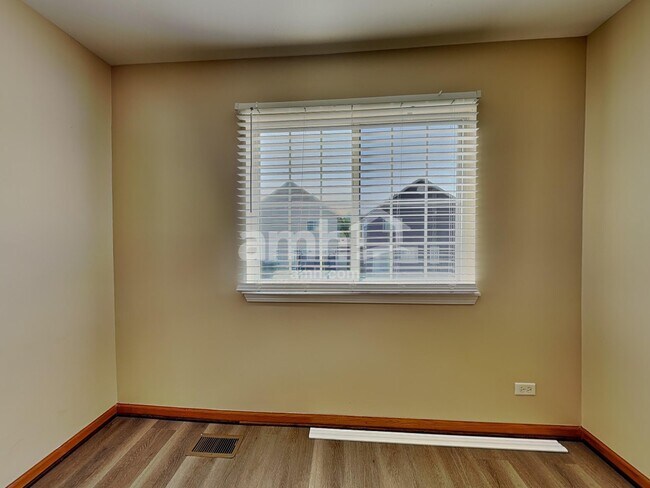 Building Photo - 1217 Violet Ln