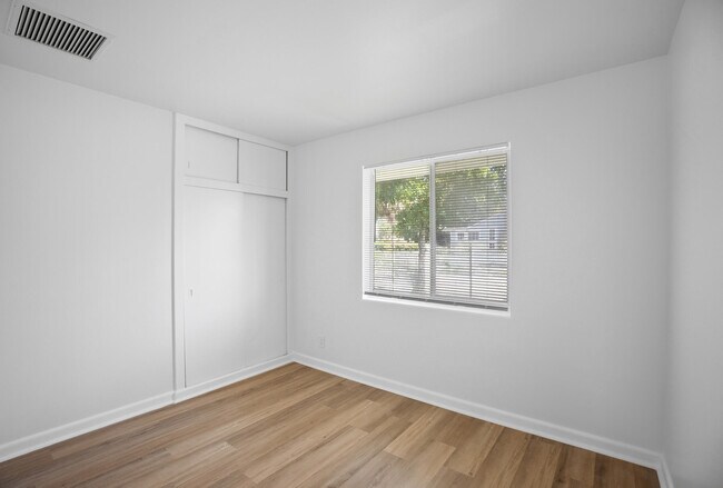 Building Photo - 401 42nd St