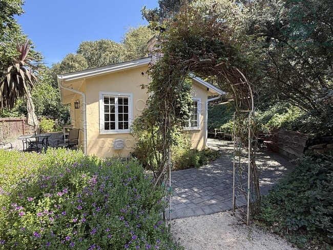 Building Photo - Adorable, Private Cottage in Jack's Peak