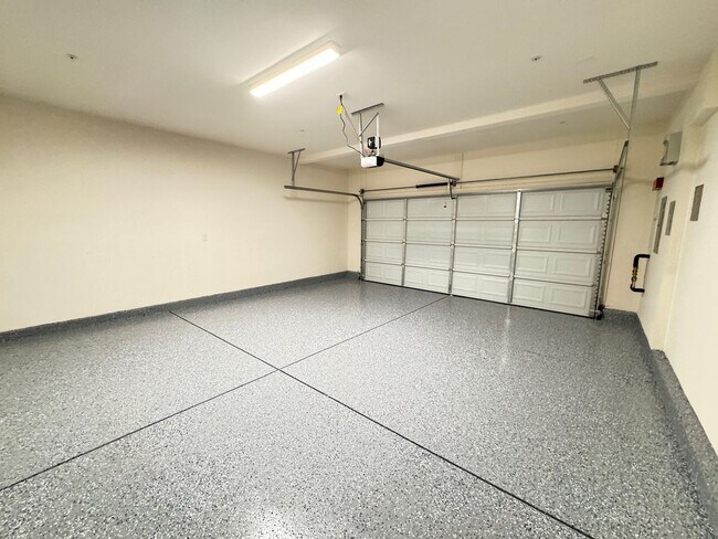 Building Photo - Newly built 5 + 3 With Solar! $4000/Month