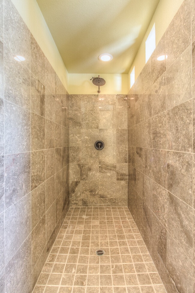 Building Photo - Gorgeous 5 bedroom home in Southern Highlands area