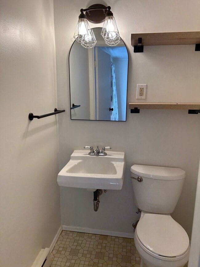 Building Photo - Kenilworth - Adorable 2 Bedroom House