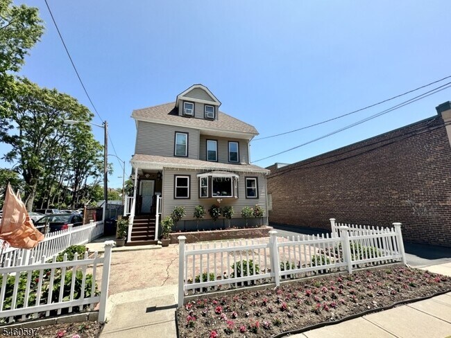 Building Photo - 41 Greenwood Ave