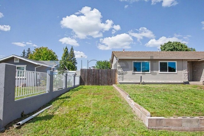 Building Photo - 2307 N Cirby Way