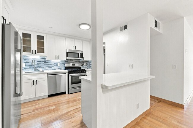 Building Photo - 49 Showers Dr