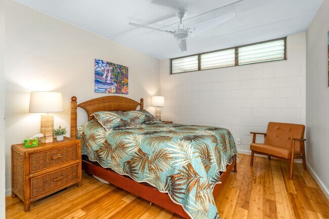 Building Photo - 1/1 Updated Furnished Condo + Private Lanai