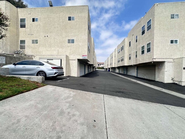 Building Photo - Bright and functional 2-bedroom, 2-bath Condo