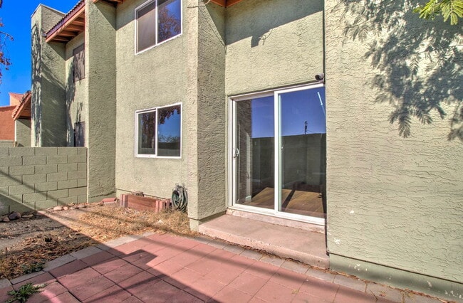 Building Photo - 2202 W Glenrosa Ave