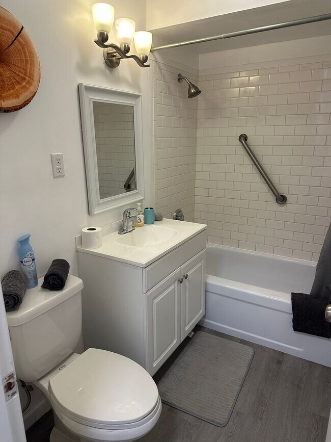 Building Photo - 521 N St