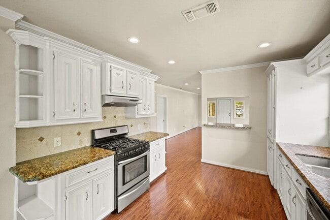 Building Photo - 608 Northwood St