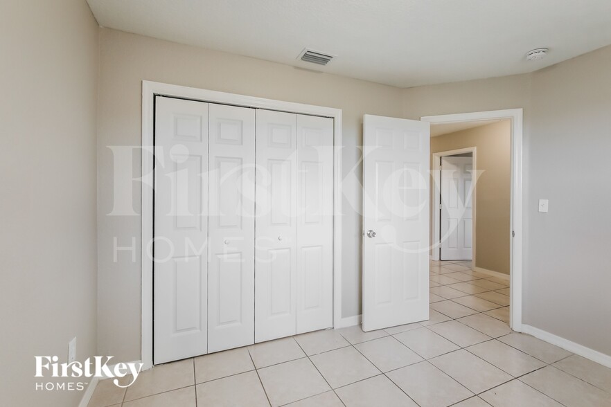 Building Photo - 10561 SW 161st Ave