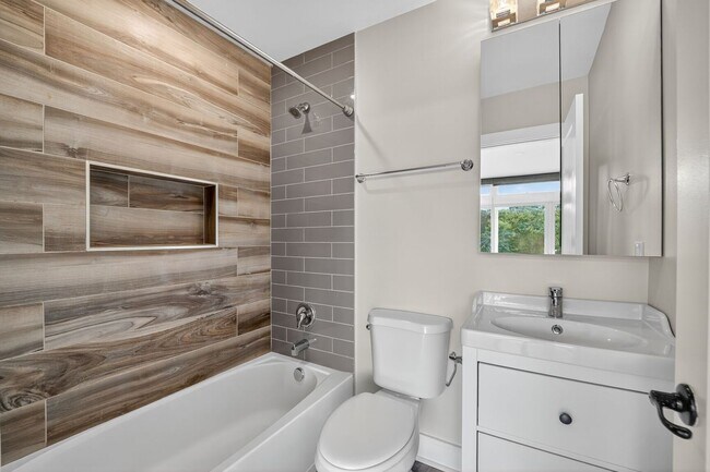 Building Photo - Available Now! 3 Bed 3.5 Bed in Brightwood...