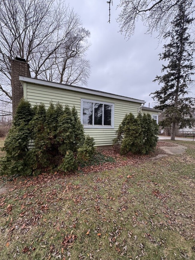 Building Photo - 3 Bedroom Home w/ Attached Garage