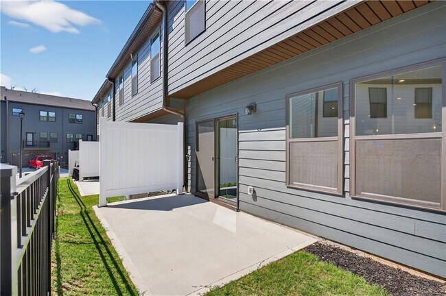 Building Photo - 325 Enchanted Ct