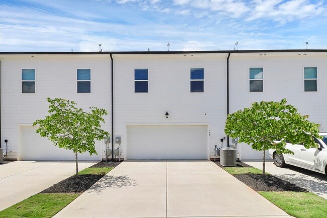 Building Photo - 730 Herlong Ave