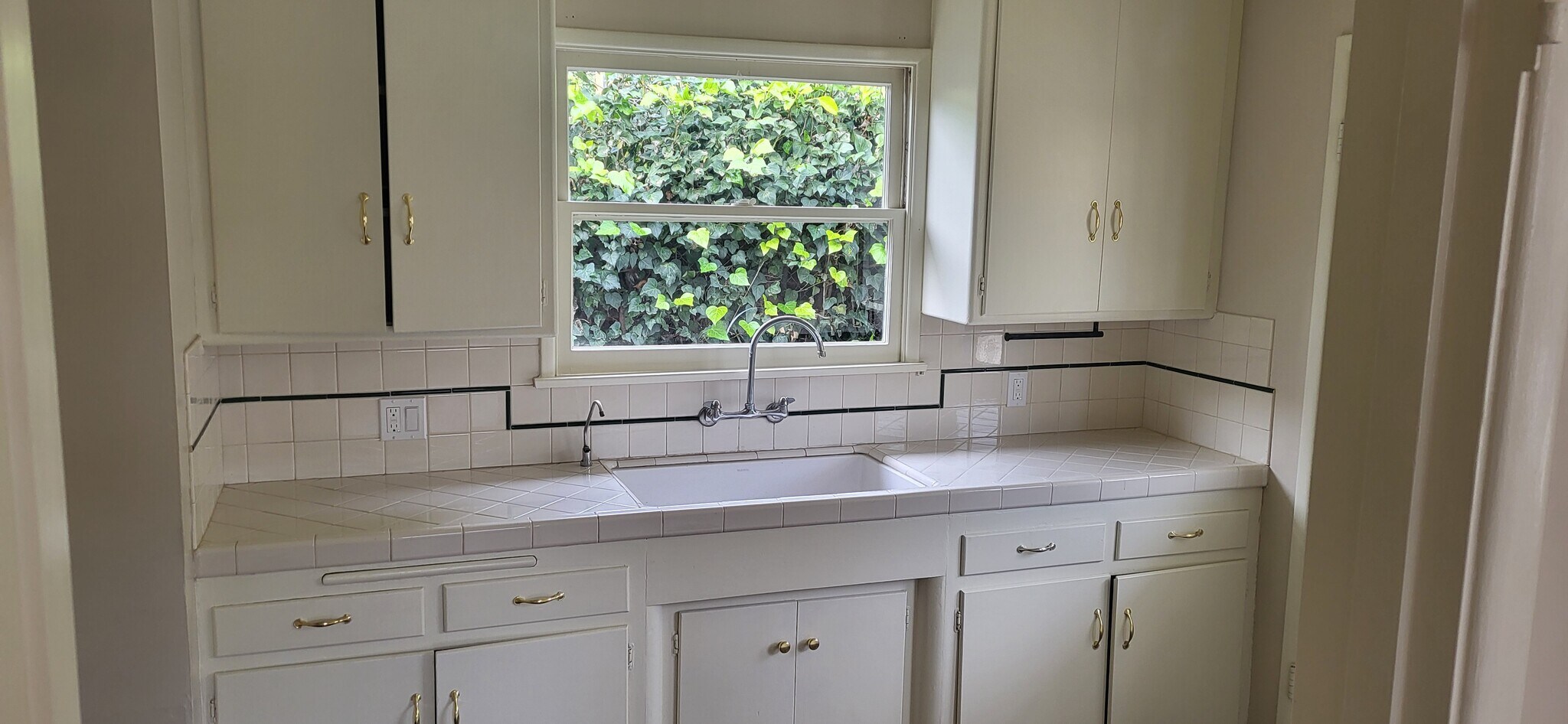 Lots of counter & cupboard space - 154 Madeline Dr