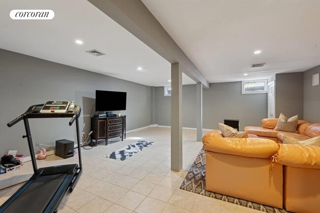 Building Photo - 3368 Noyack Rd