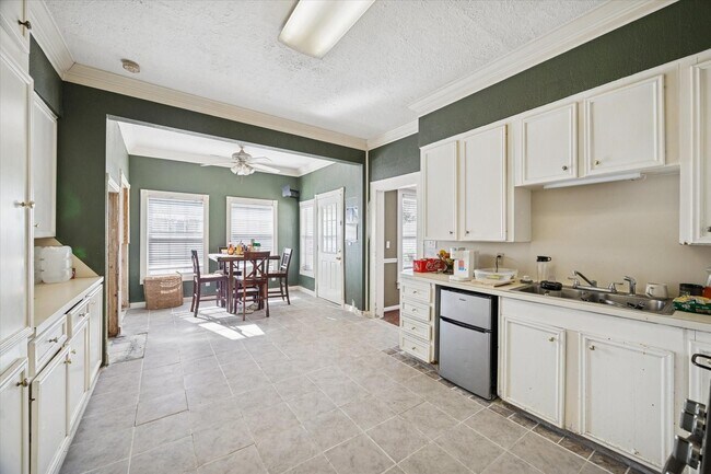 Building Photo - 1450 Mesquite St