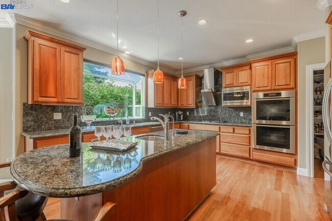 Building Photo - Live Exceptionally in This Peaceful Willow Glen Executive Home; 4 bed/ 4.5 bath