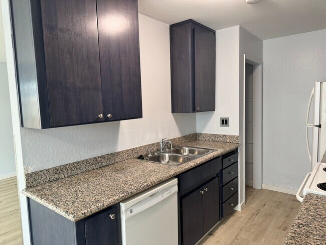 Building Photo - Updated and Spacious Condo near Shopping a...