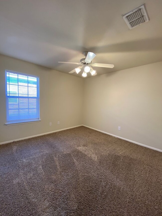 Building Photo - Duplex *LEASING SPECIAL AVAILABLE*