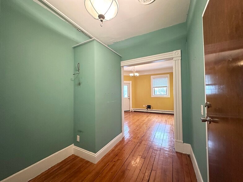 Building Photo - 124 Almy St