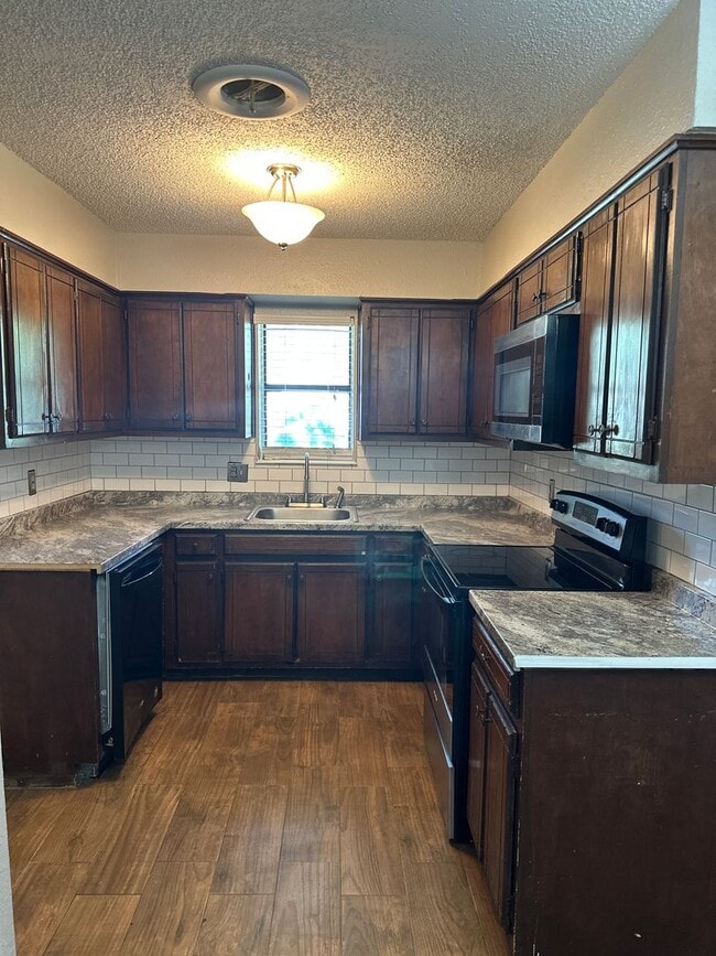 Building Photo - 2 bed 1 bath duplex!