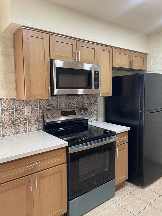 Building Photo - Remodeled 2 Bed / 2 Bath in Lovely Community – Pool, Covered Parking & Great Location