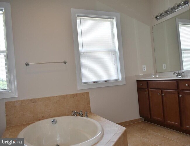 Building Photo - Luxurious Single-Family Home in Vibrant On...