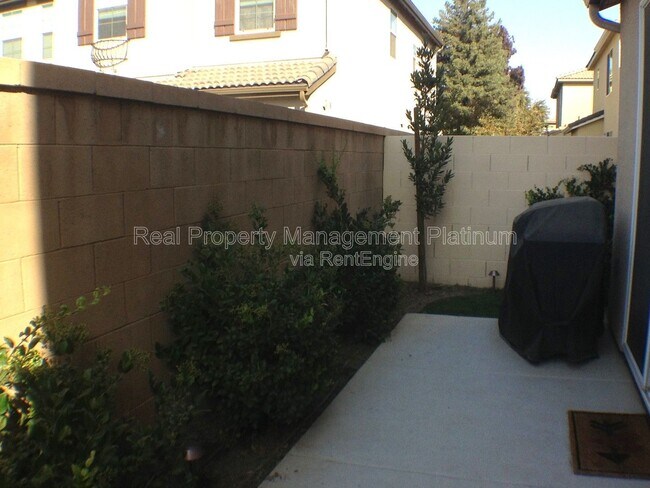 Building Photo - 1324 Royalty Way