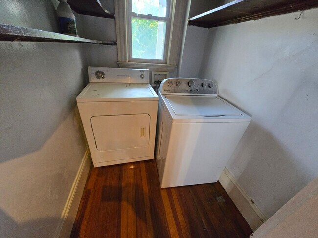 Building Photo - Location Location with this Versatile 2 Bd...
