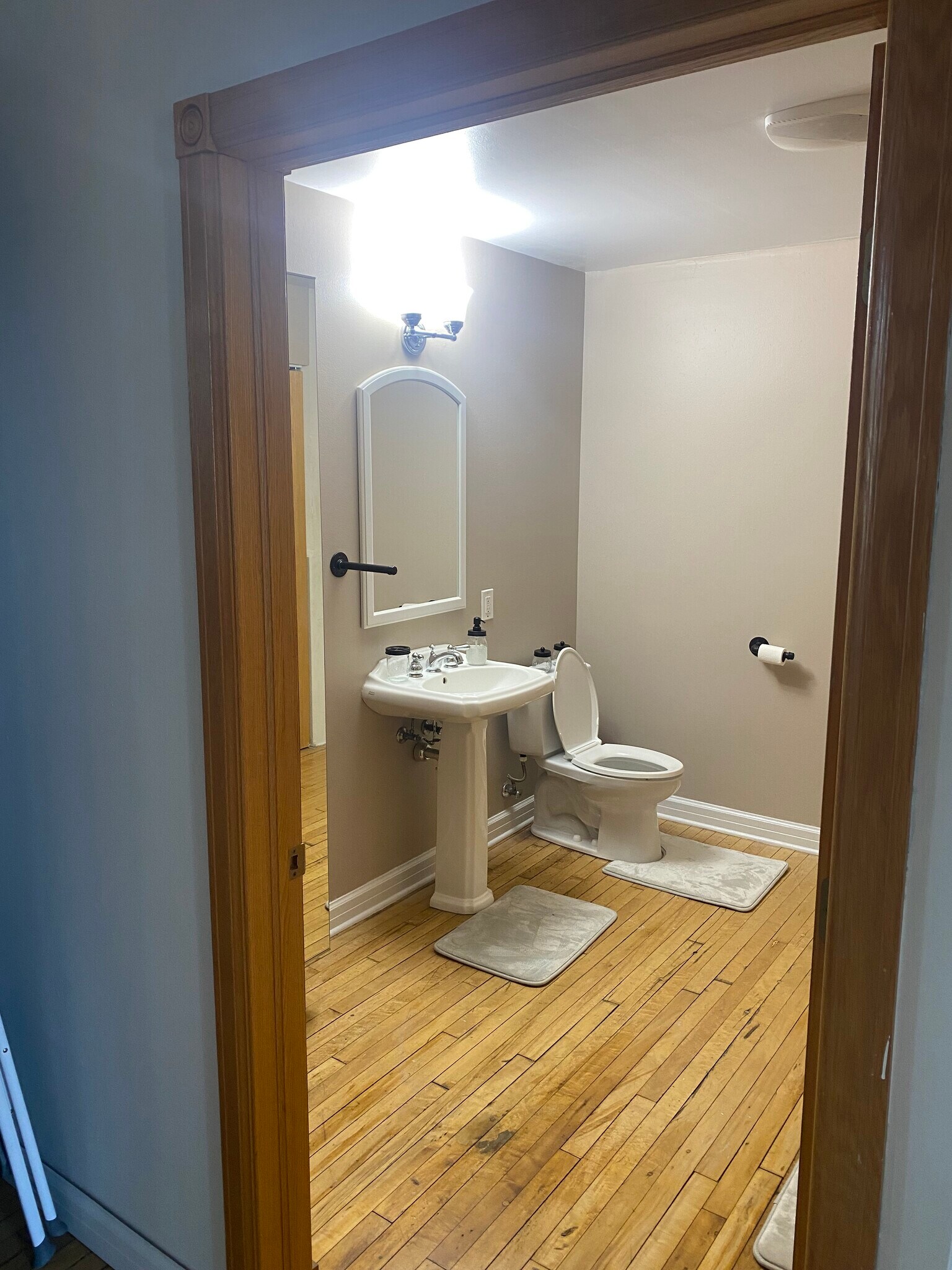 Building Photo - 215 W Maple St