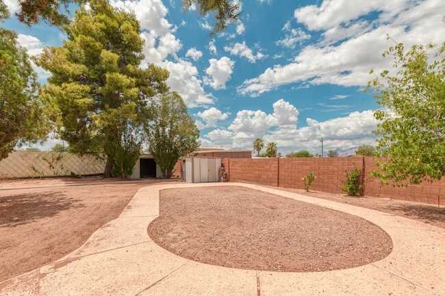 Building Photo - 8145 E Nicaragua Dr