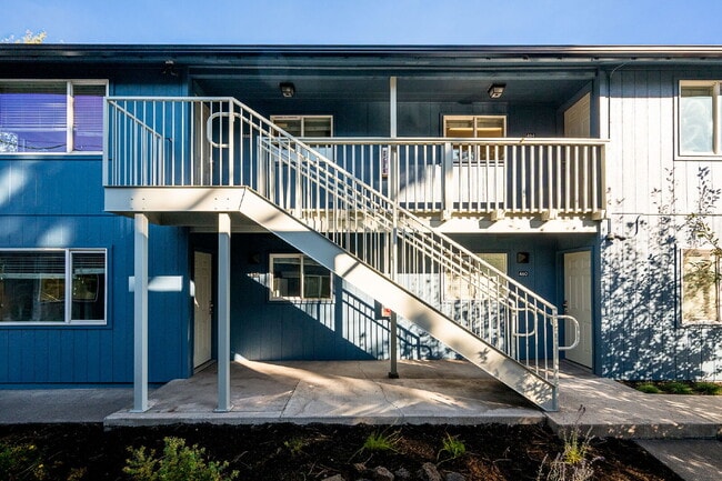 Building Photo - Affordable, Attractive 2-bed in a small Complex