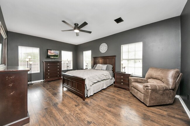 Building Photo - 1603 Dove Run
